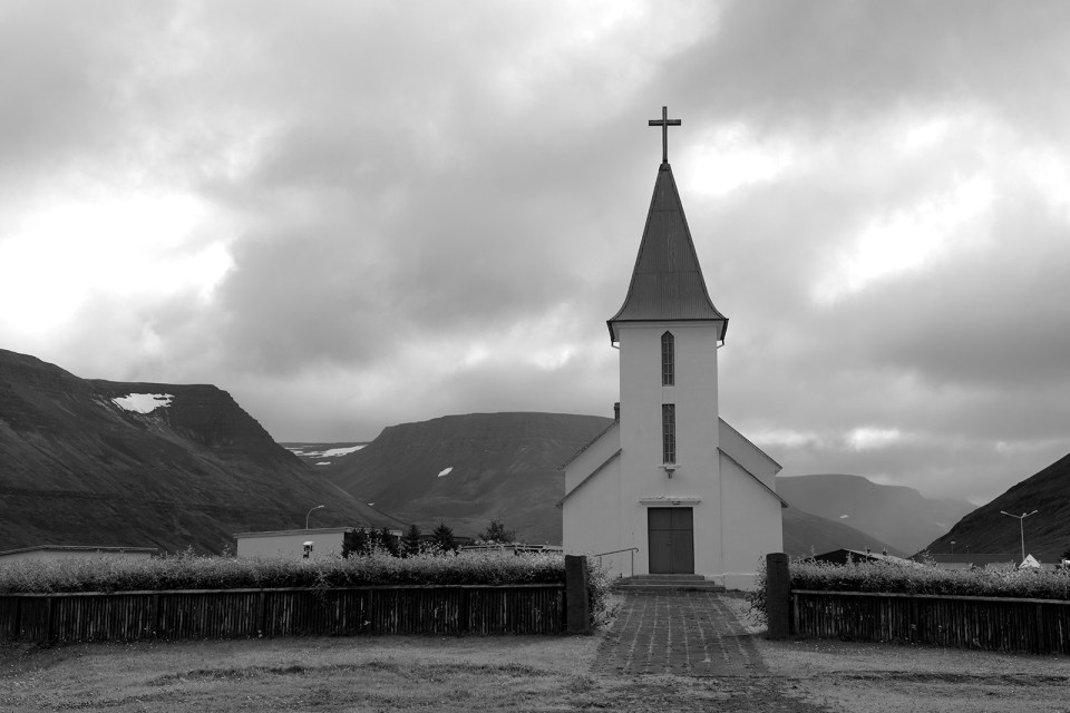 d-isa-suoureyri-church-bw
